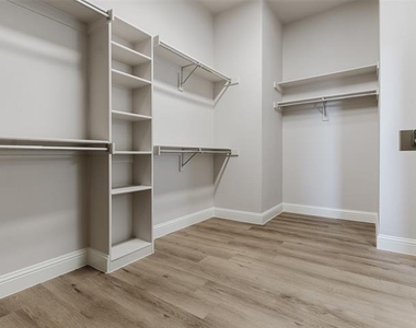 5601 Glenview Lane - Photo Thumbnail 13