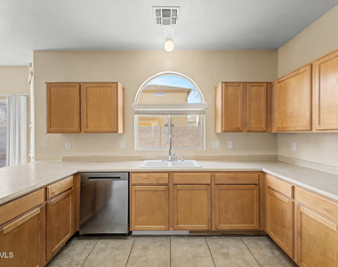 8932 W Hammond Lane - Photo Thumbnail 12