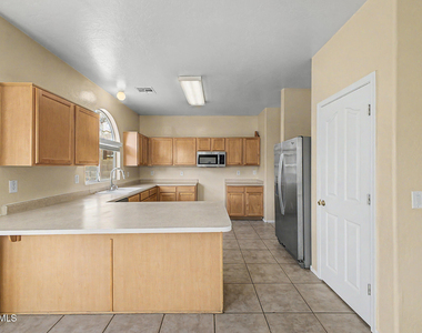8932 W Hammond Lane - Photo Thumbnail 11