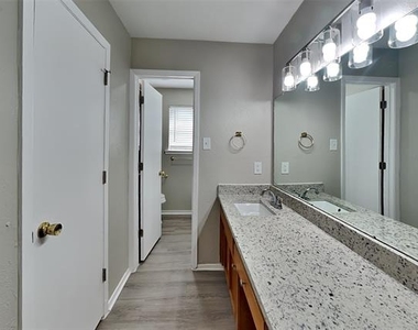 6437 Highview Terrace - Photo Thumbnail 8