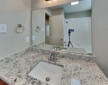 6437 Highview Terrace - Photo Thumbnail 14