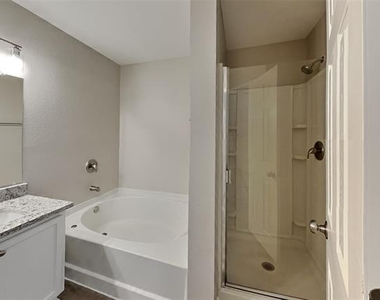 2903 Lake Vista Drive - Photo Thumbnail 7