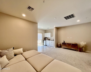 2145 W Harmont Drive - Photo Thumbnail 4