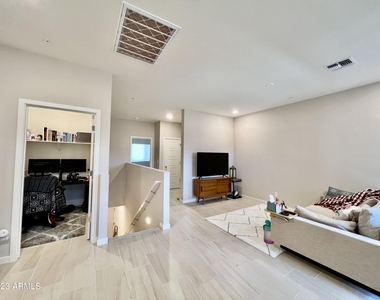 2145 W Harmont Drive - Photo Thumbnail 12