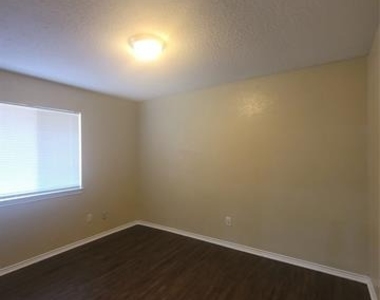 6513 Westridge Drive - Photo Thumbnail 8