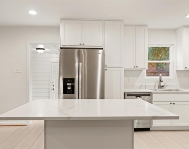 8732 Glencrest Lane - Photo Thumbnail 12