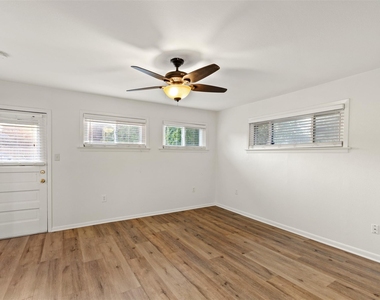 8732 Glencrest Lane - Photo Thumbnail 23