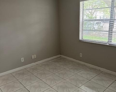 1004 Twin Lakes Drive - Photo Thumbnail 9