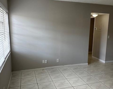 1004 Twin Lakes Drive - Photo Thumbnail 3