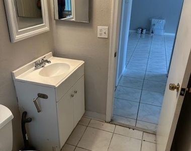 1004 Twin Lakes Drive - Photo Thumbnail 11