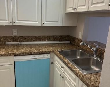 1004 Twin Lakes Drive - Photo Thumbnail 16