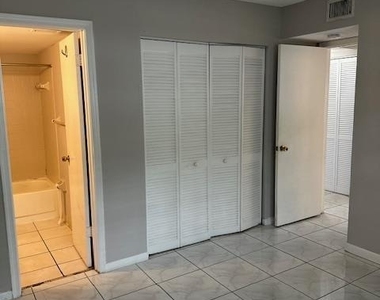 1004 Twin Lakes Drive - Photo Thumbnail 6