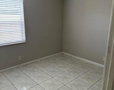 1004 Twin Lakes Drive - Photo Thumbnail 13