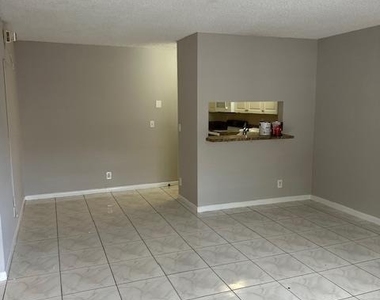 1004 Twin Lakes Drive - Photo Thumbnail 4