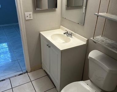 1004 Twin Lakes Drive - Photo Thumbnail 8