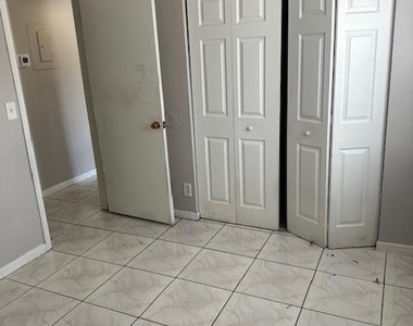 1004 Twin Lakes Drive - Photo Thumbnail 36