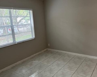 1004 Twin Lakes Drive - Photo Thumbnail 5