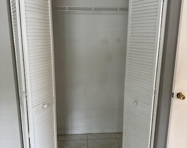 1004 Twin Lakes Drive - Photo Thumbnail 10
