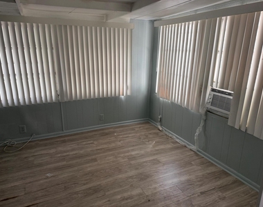 5504 Lagoon Drive - Photo Thumbnail 4