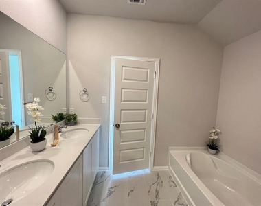 1817 Saint James Place Lane - Photo Thumbnail 8