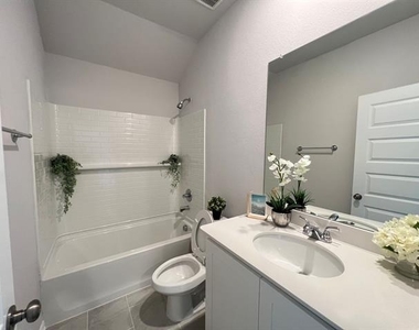 1817 Saint James Place Lane - Photo Thumbnail 13