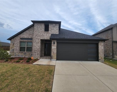 621 Maple Leaf Way - Photo Thumbnail 1
