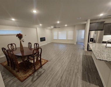 621 Maple Leaf Way - Photo Thumbnail 25