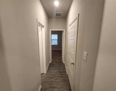621 Maple Leaf Way - Photo Thumbnail 7