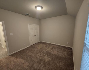 621 Maple Leaf Way - Photo Thumbnail 9
