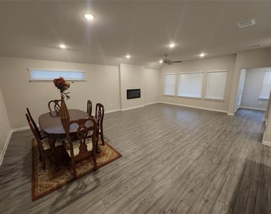 621 Maple Leaf Way - Photo Thumbnail 26