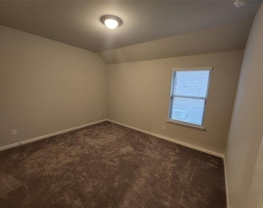 621 Maple Leaf Way - Photo Thumbnail 8