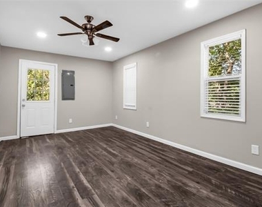 220 W Murray Street - Photo Thumbnail 7