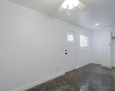 9439 N 11th Avenue - Photo Thumbnail 5
