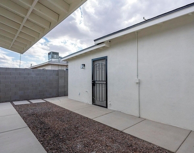 9439 N 11th Avenue - Photo Thumbnail 9