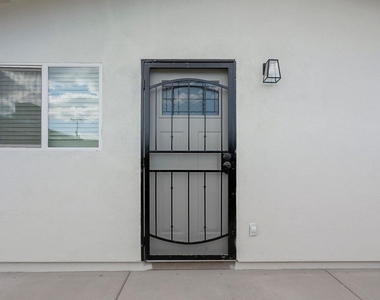9439 N 11th Avenue - Photo Thumbnail 3