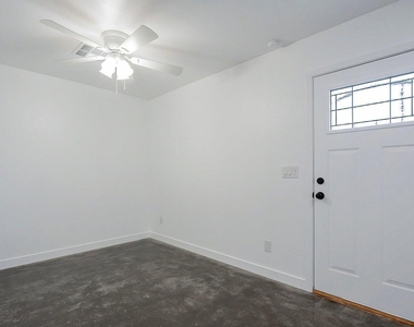 9439 N 11th Avenue - Photo Thumbnail 4
