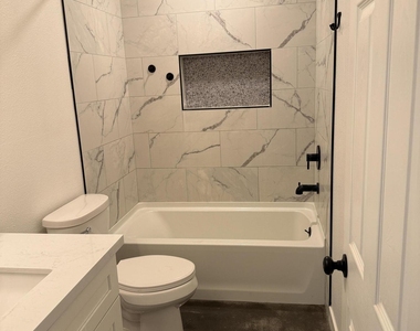 9439 N 11th Avenue - Photo Thumbnail 12