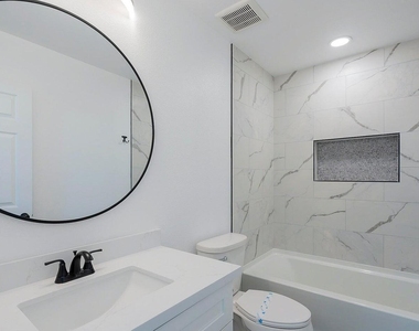 9439 N 11th Avenue - Photo Thumbnail 7