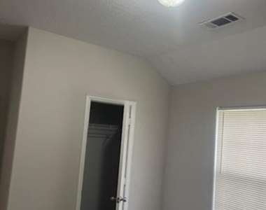 811 Edd Road - Photo Thumbnail 7