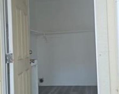 1214 Burleson Street - Photo Thumbnail 14