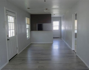 701 E Aimee Street - Photo Thumbnail 2