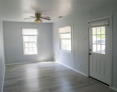 701 E Aimee Street - Photo Thumbnail 3