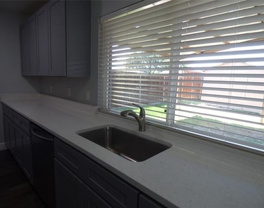 5016 Roberts Drive - Photo Thumbnail 8