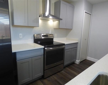 5016 Roberts Drive - Photo Thumbnail 5