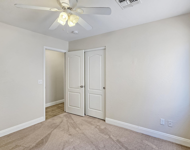 25673 W Northern Lights Way - Photo Thumbnail 27