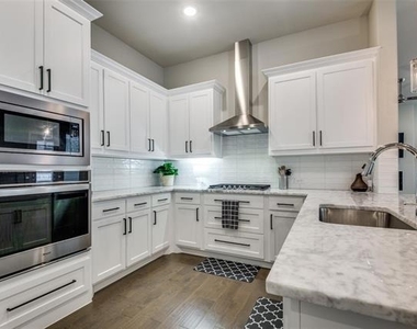 4211 Curtiss Drive - Photo Thumbnail 10