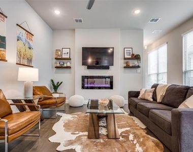 4211 Curtiss Drive - Photo Thumbnail 4