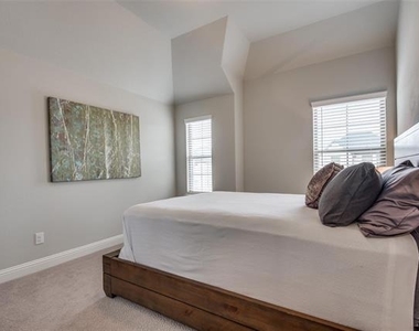 4211 Curtiss Drive - Photo Thumbnail 16