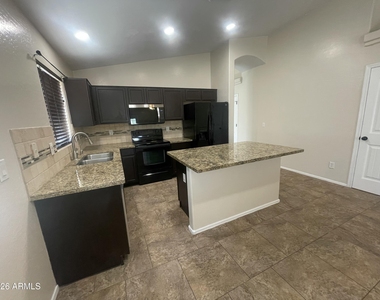 24403 N Oasis Boulevard - Photo Thumbnail 6