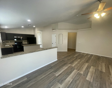 24403 N Oasis Boulevard - Photo Thumbnail 10
